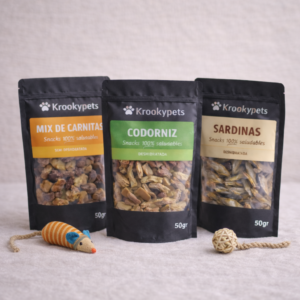 Combo gatuno natural Krookypets con codorniz, mix de carnitas y sardinas deshidratadas para gatos