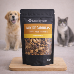 Snack natural Mix de Carnitas Krookypets para perros y gatos, con perro y gato en segundo plano